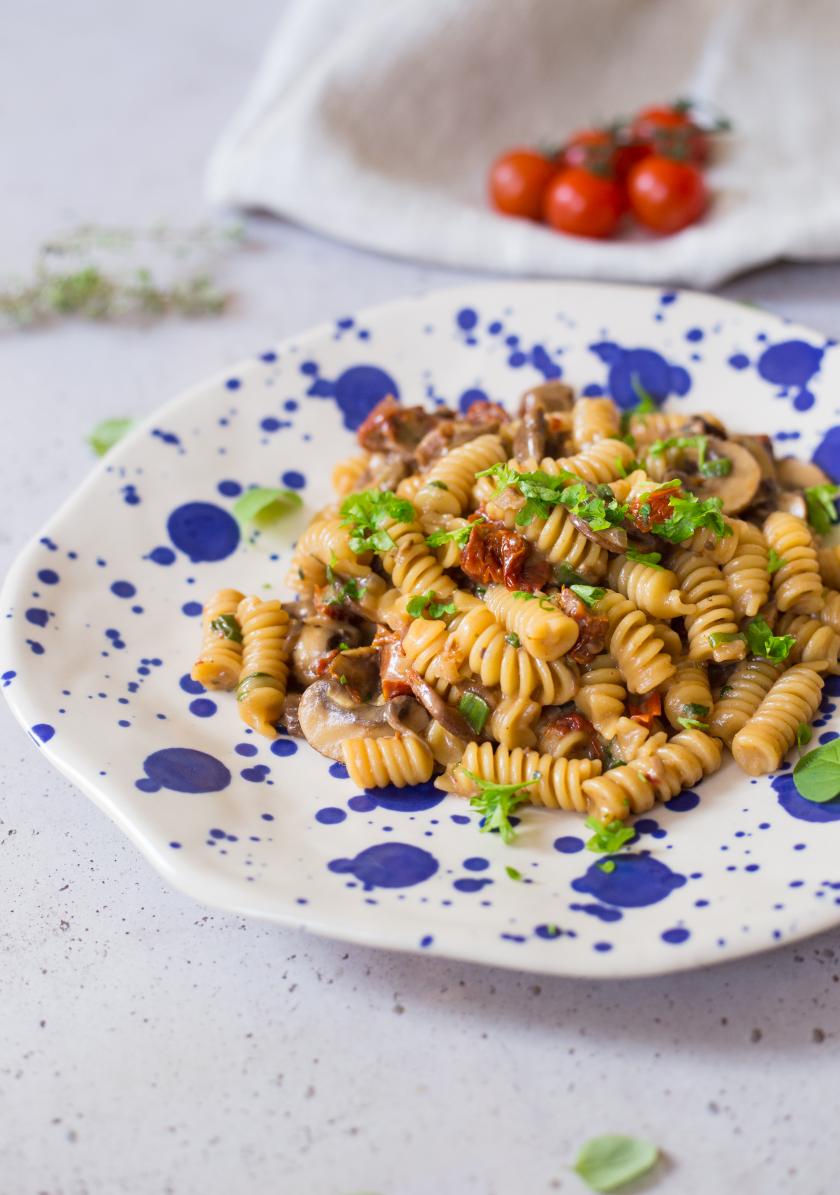 One Pot Pasta mit Steinpilzen und getrockneten Tomaten