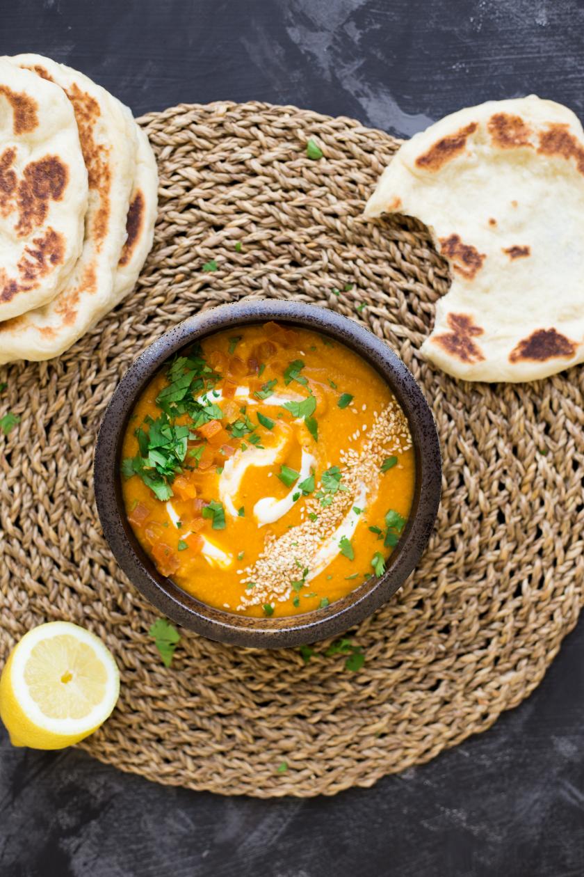 Orientalische Kichererbsensuppe mit Fladenbrot