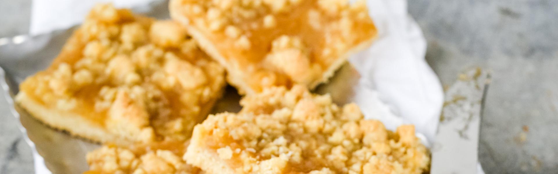 Apfelmuskuchen vom Blech mit Streusel | Simply Yummy