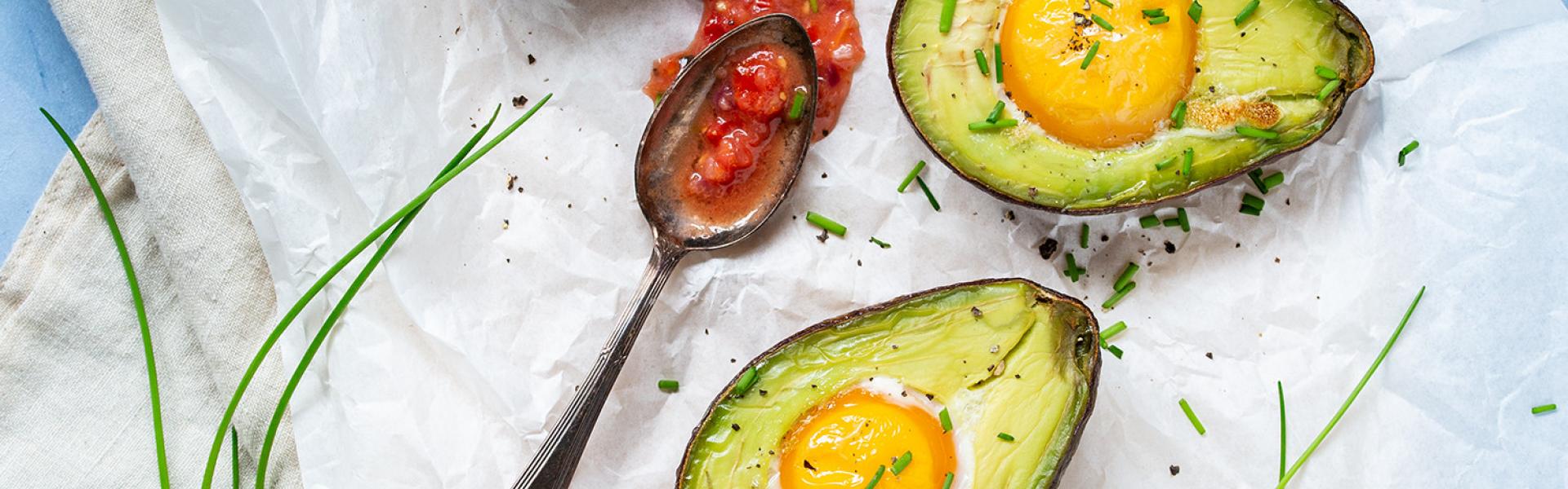 Avocado mit Ei - schneller Low-Carb-Snack | Simply Yummy