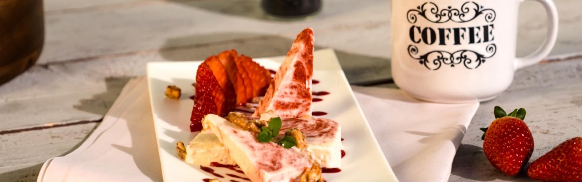 Erdbeerparfait mit karamellisierten Nüssen | Simply Yummy Erdbeerparfait mit karamellisierten Nüssen | Simply Yummy