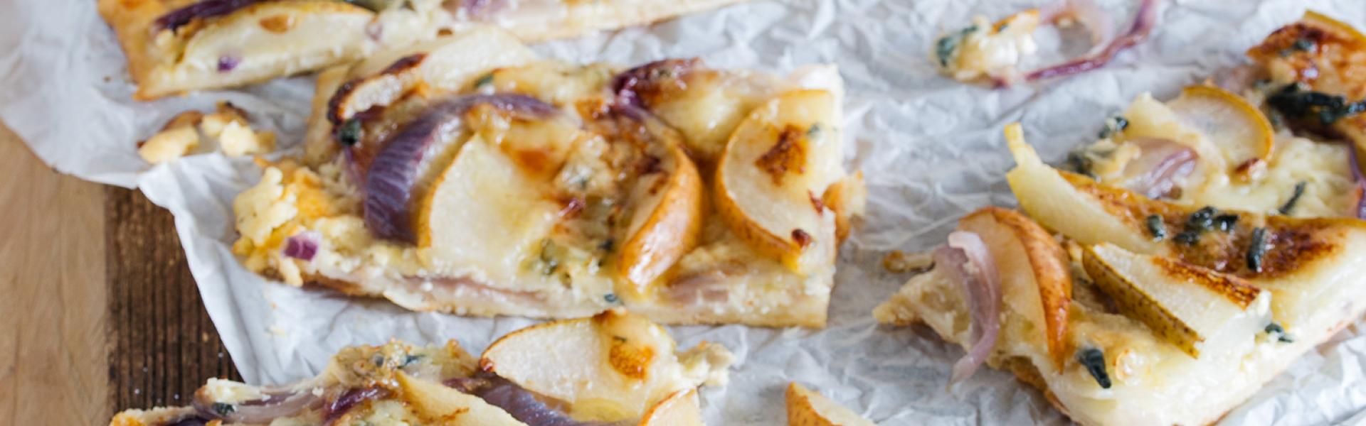 Flammkuchen mit Birne und Blauschimmelkäse im Cookit | Simply Yummy