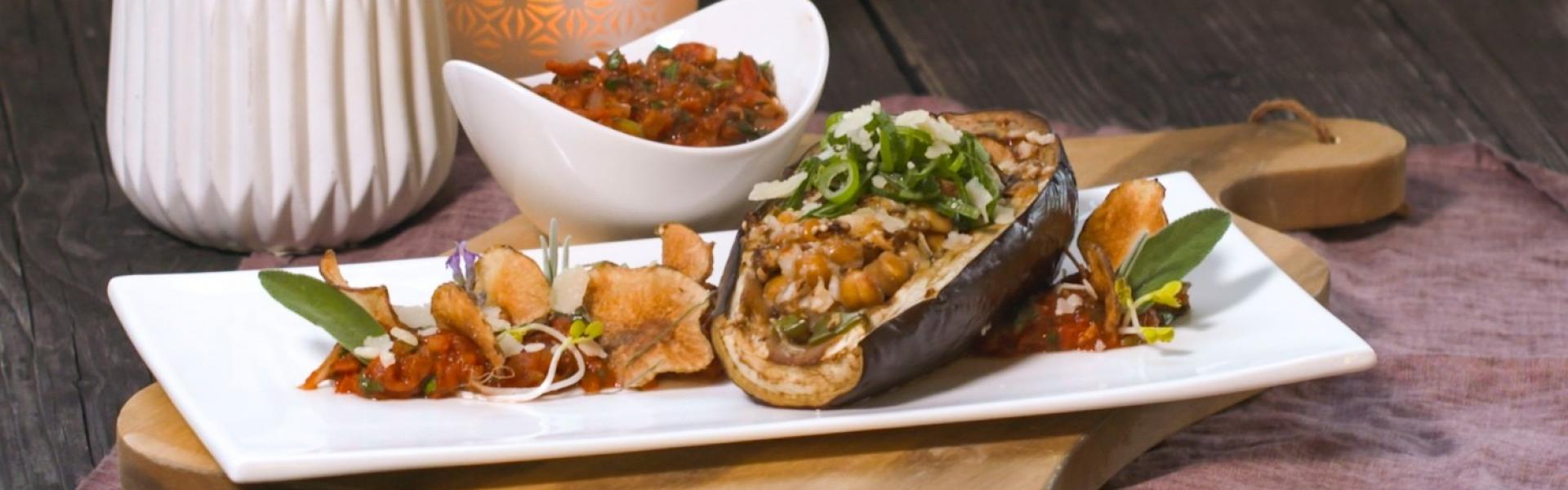 Gefüllte Aubergine vegetarisch mit Salsa | Simply Yummy