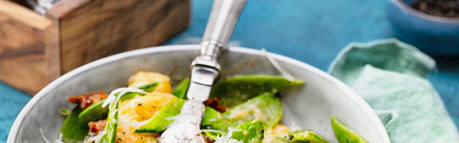 Gnocchi mit Zuckerschoten in Parmesansoße | Simply Yummy