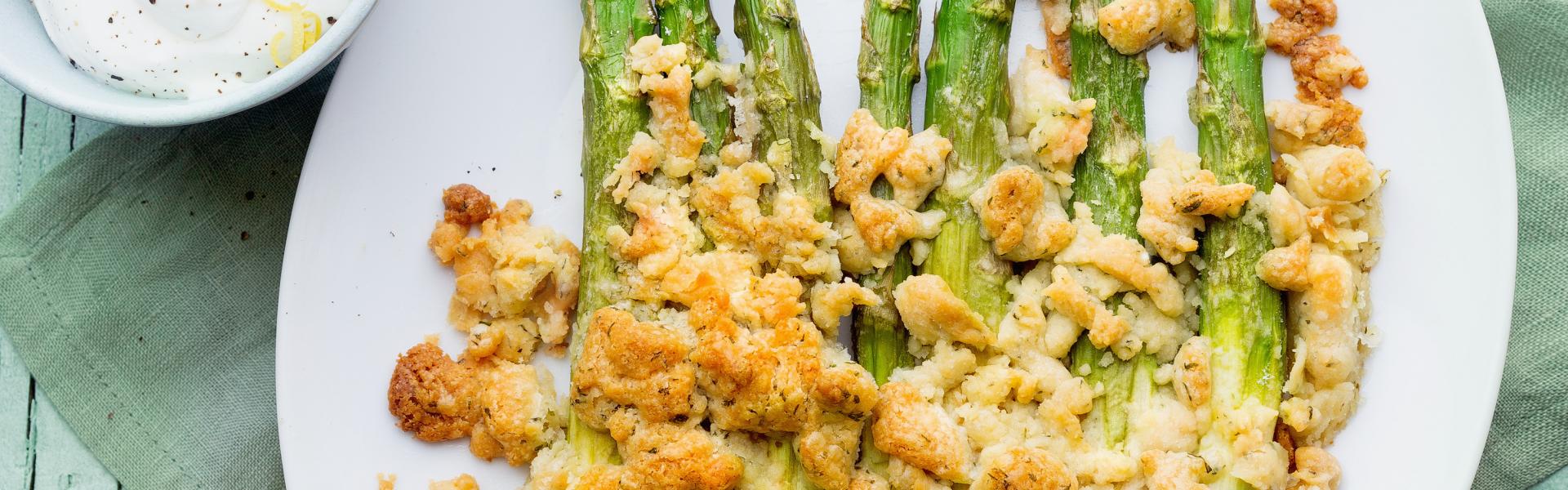 Ofenspargel mit Parmesanstreuseln und Dip | Simply Yummy