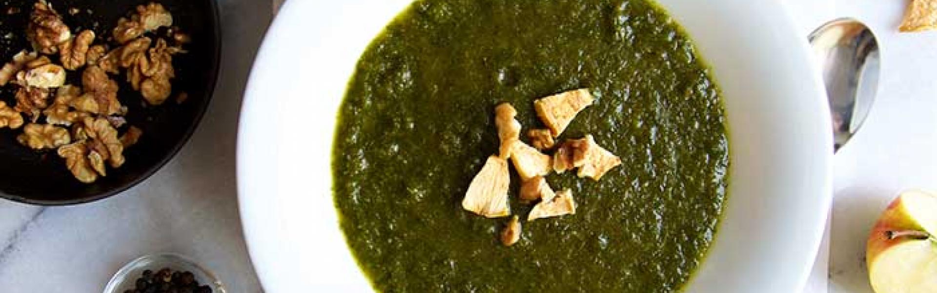 Grünkohl-Apfelsuppe mit Walnüssen | Simply Yummy