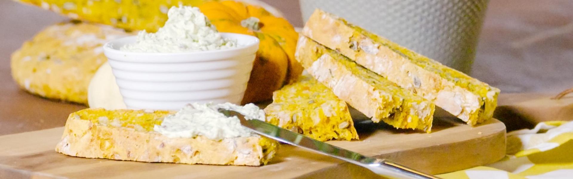 Kürbisbrot mit Kräuteraufstrich | Rezepte von Simply Yummy