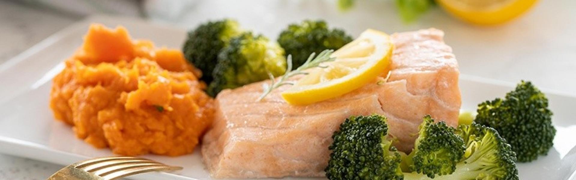 Lachs, gedämpft mit Süßkartoffelpüree und Brokkoli im Cookit | Simply Yummy