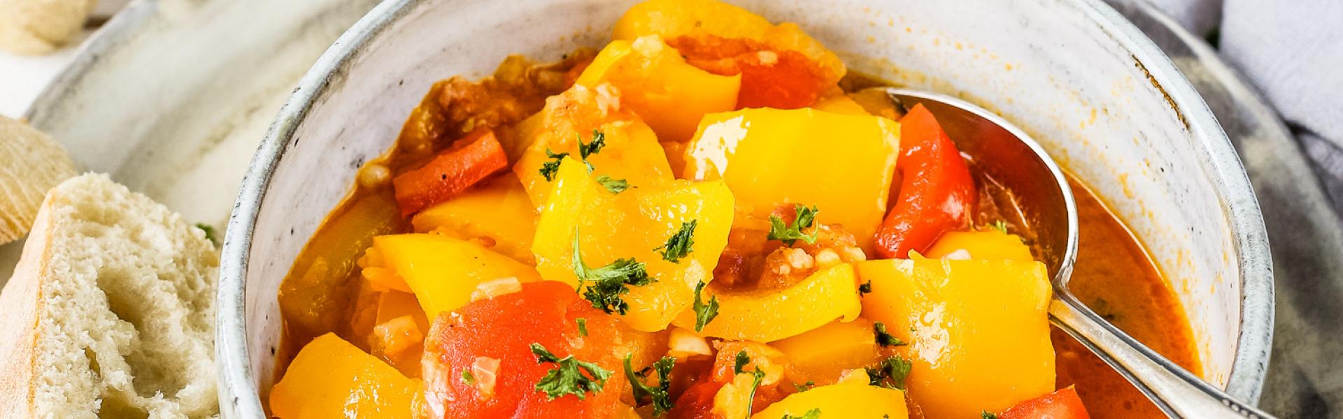 Letscho Rezept - Gemüseeintopf aus Paprika | Simply Yummy