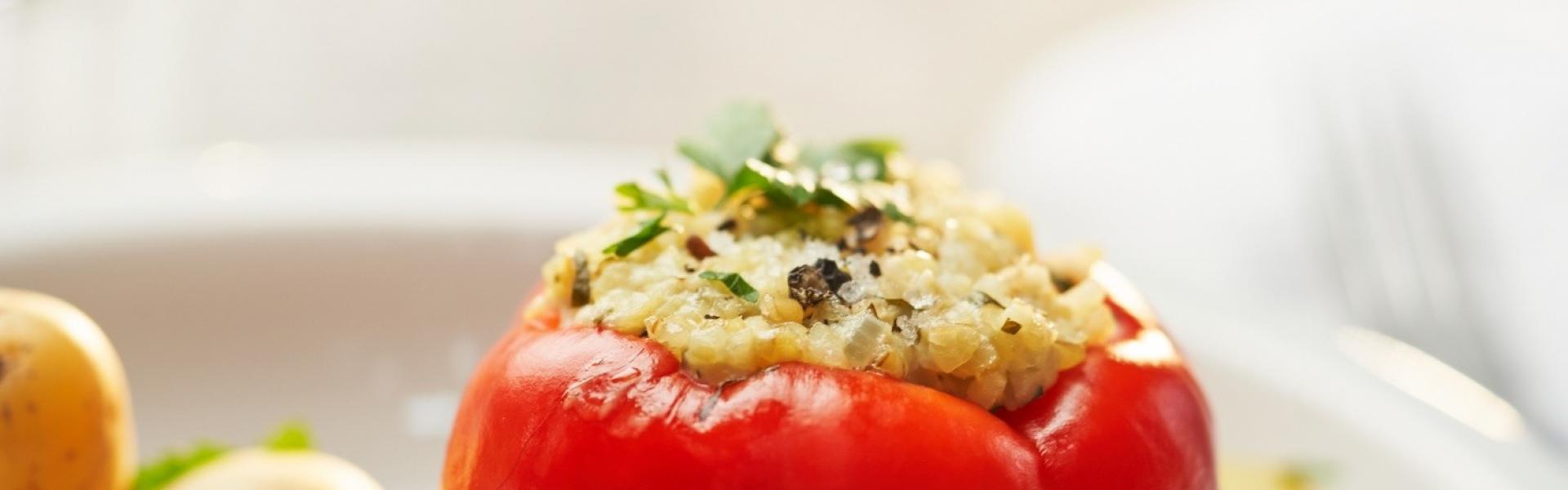 Paprikaschoten gefüllt mit Bulgur auf Blattspinat im Cookit | Simply Yummy