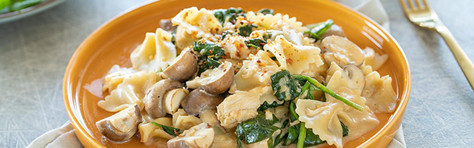 Pasta mit Hühnchen, Spinat und Champignons im Cookit | Simply Yummy ...