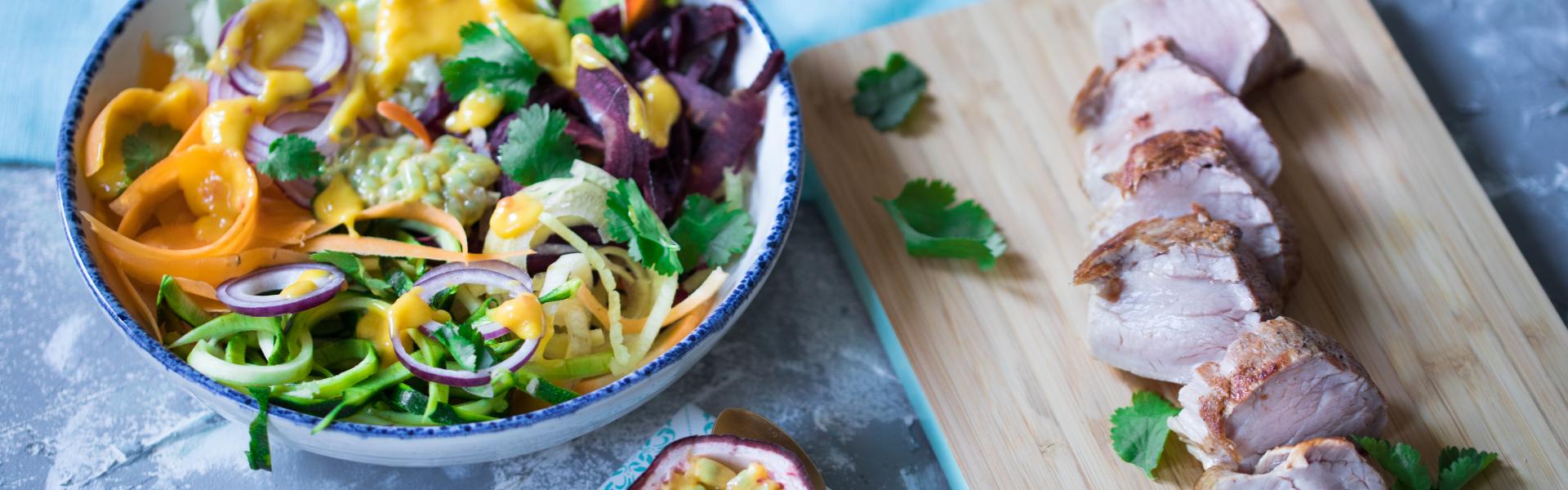 Asiatisches Schweinefilet mit Rohkostsalat und Mangosoße | Simply Yummy