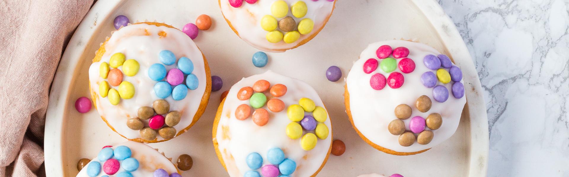 Fanta-Muffins so saftig mit Smarties-Blumen | Simply Yummy