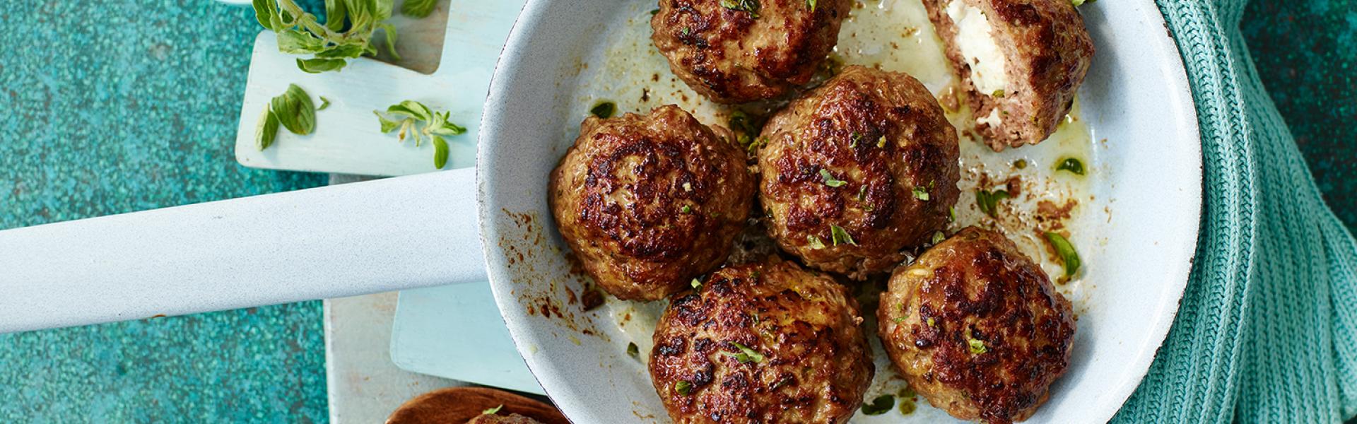 Frikadellen mit Feta - die Käsefüllung macht&amp;#39;s | Simply Yummy