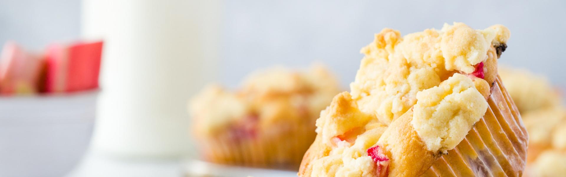 Rhabarber-Muffins mit Streuseln und Joghurt | Simply Yummy