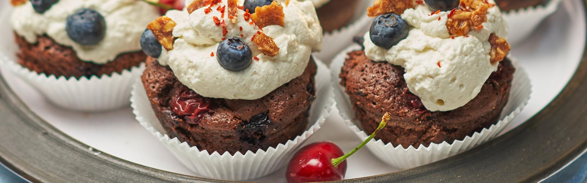 Schoko-Muffins mit Früchten, Chili und Sahnehaube im Cookit | Simply Yummy