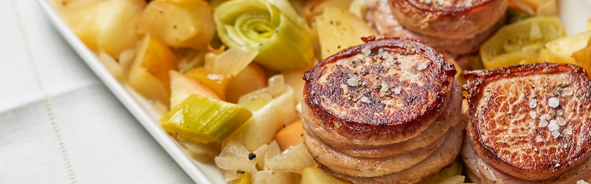 Schweinefiletmedaillons mit Bacon und Apfel-Lauchgemüse im Cookit ...