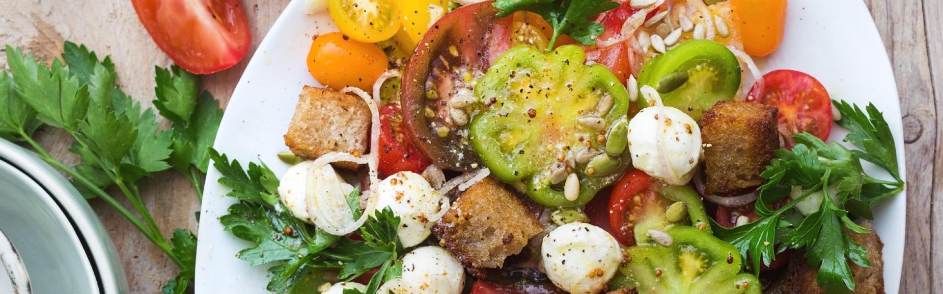 Tomaten-Brot-Salat mit Mozzarella: Der Beste | Simply Yummy