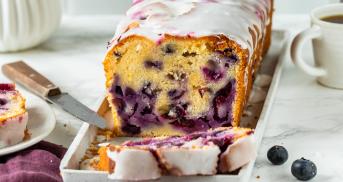 Blueberry Joghurt Bread angeschnitten auf einem Kuchenteller