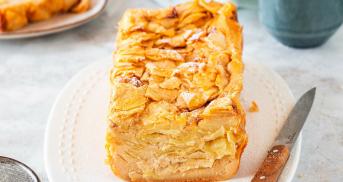 Unsichtbarer Apfelkuchen aus der Kastenform von vorne auf einem Teller