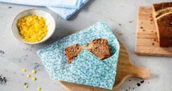 Bienenwachstuch mit Stücken von Bananenbrot