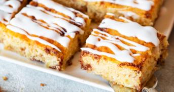 Apfelkuchen mit Zimtswirl auf einem Backblech