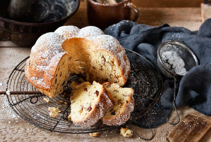 Gugelhupf aus Hefeteig mit Haselnuss und Marzipan