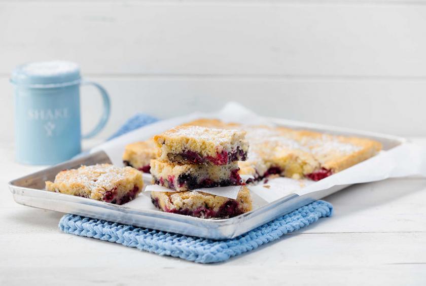 Vegane Beeren-Schnitten mit Streuseln