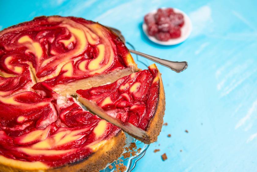 Raspberry Cheesecake angeschnitten.