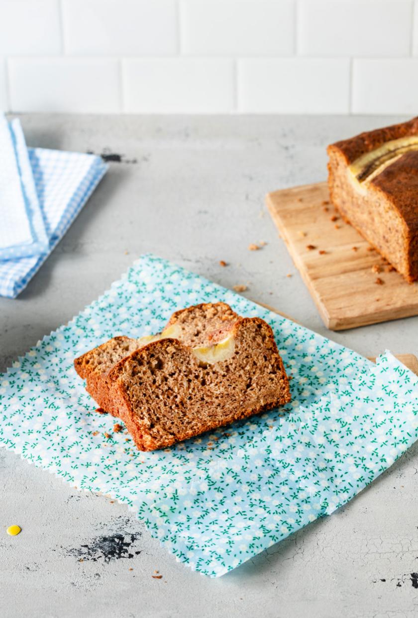Zwei Scheiben Bananenbrot auf einem Bienenwachstuch