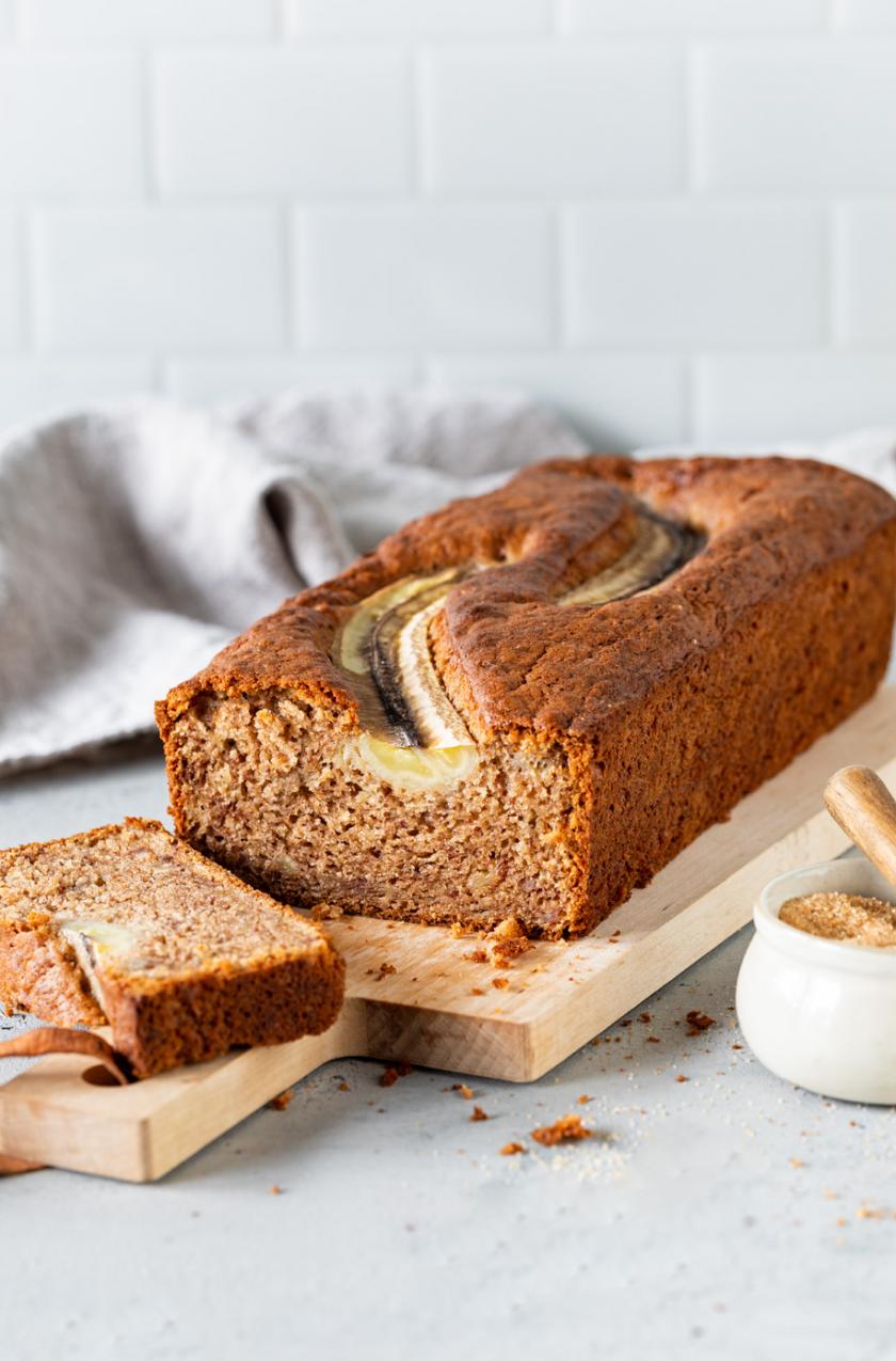 Angeschnittenes Bananenbrot auf einem Holzbrett