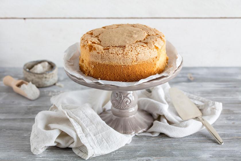 Biskuitboden auf einer Tortenplatte.