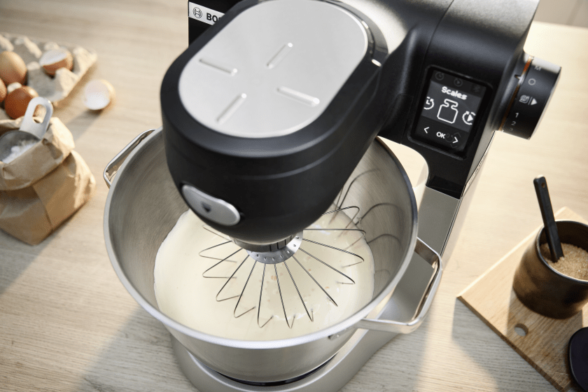 Block in die MUM 6 Küchenmaschine von Bosch von oben, darin Teig