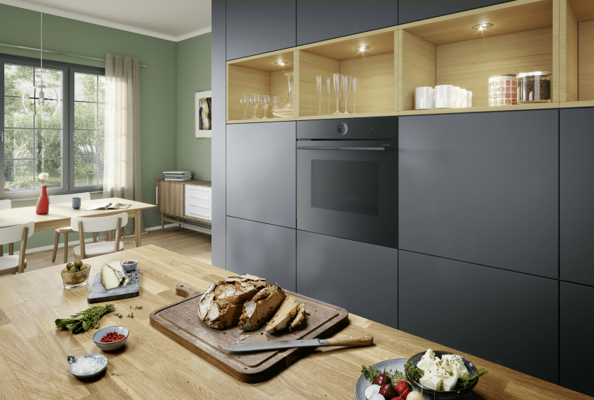 Blick in eine Küche, auf der Arbeistfläche ein frisch gebackenes Bot, dahinter der Serie 8 Backofen von Bosch mit Dampfunterstützung
