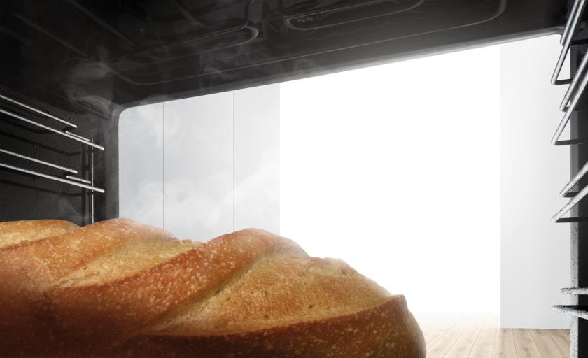 Brot im Dampfbackofen mit offener Backofentür.