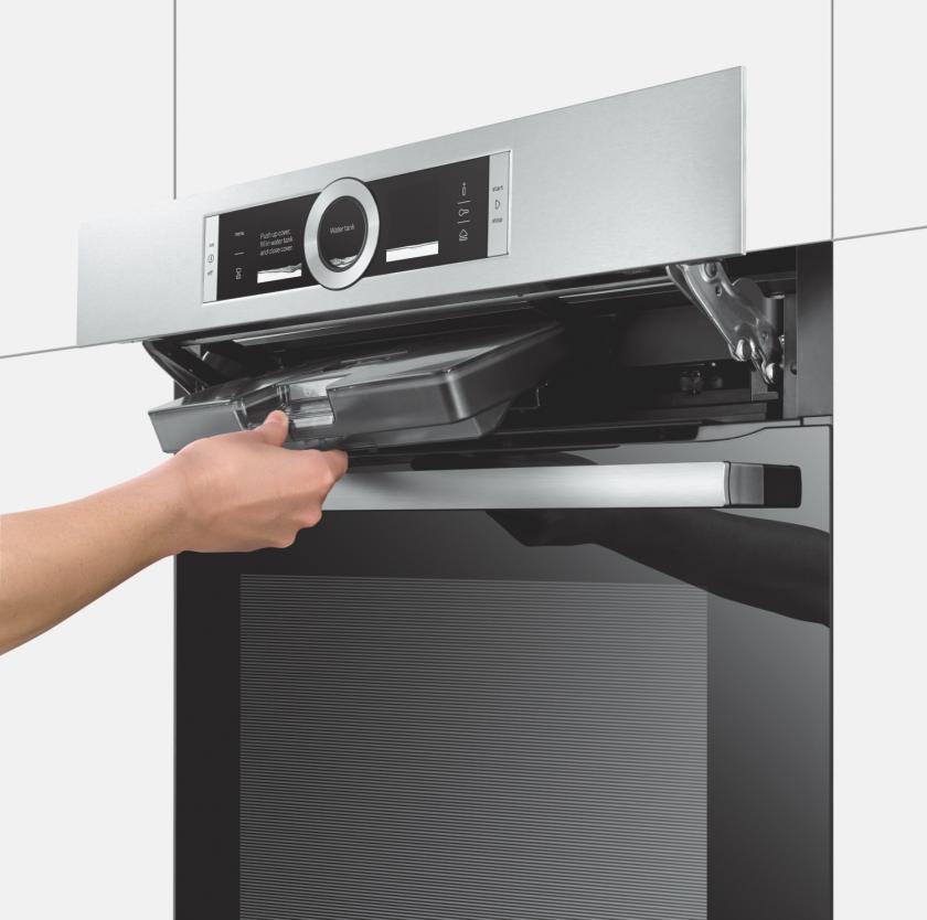 Dampfbackofen wird mit Wasser befüllt.