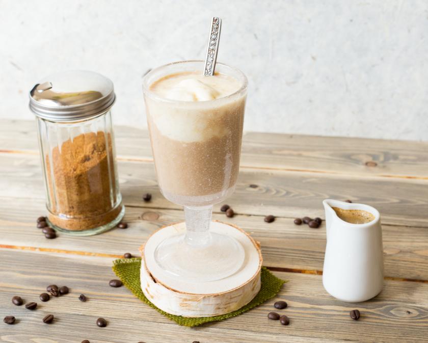 Iced Coffee mit selbstgemachtem Vanilleeis | Simply Yummy