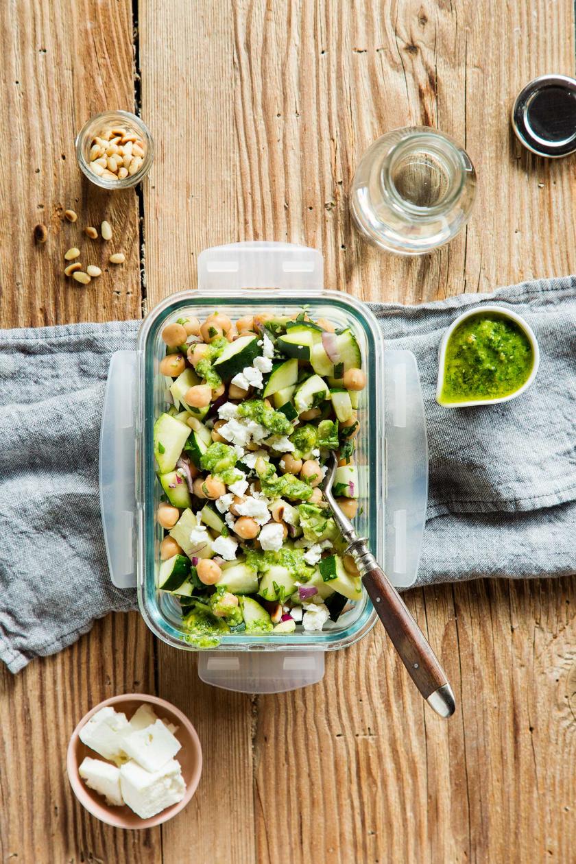 Verschließbare Glasdose ist mit Kichererbsensalat gefüllt.