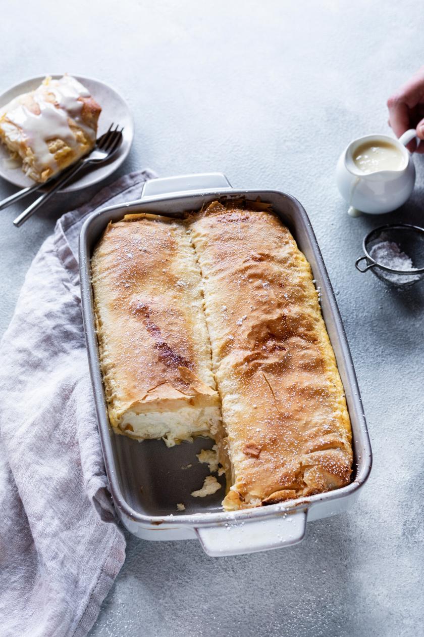 Wiener Milchrahmstrudel in einer Ofenform auf dem Tisch