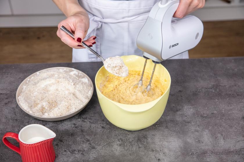 Zutaten für den Nusskuchen werden zusammengerührt.