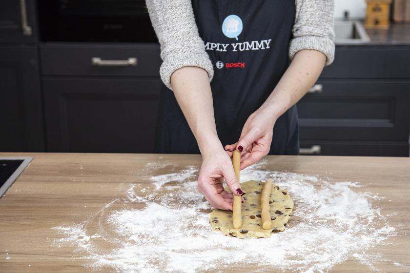 Der Teig für den Christstollen mit Marzipan wird geformt.