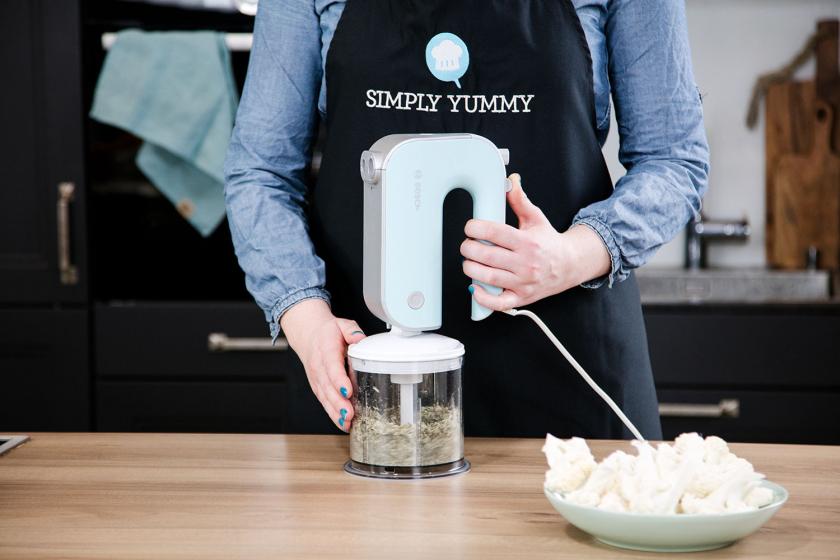 Kürbiskerne für die Blumenkohlpizza werden in einem Mixer zerkleinert.