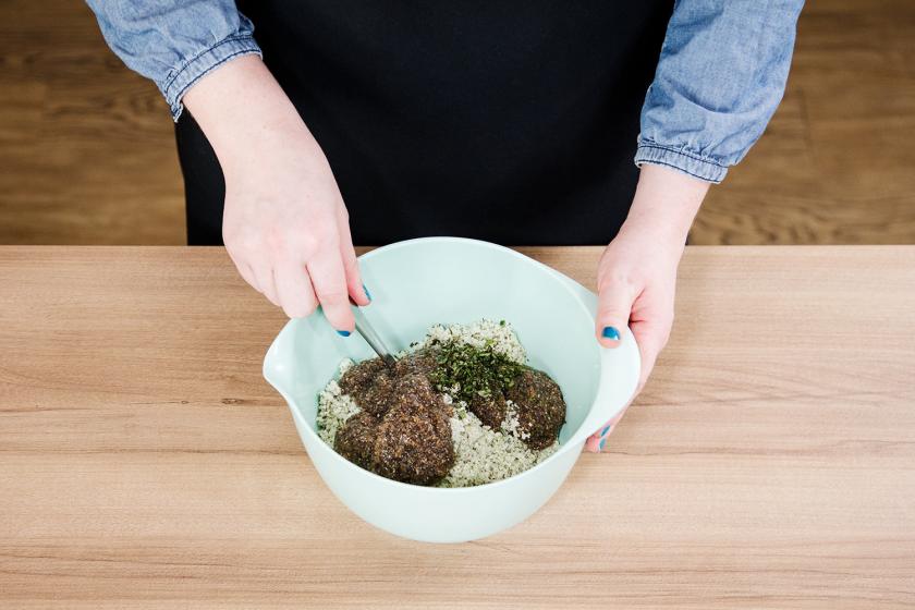 Die Zutaten für den Boden der Blumenkohlpizza werden ein einer Schüssel vermengt.