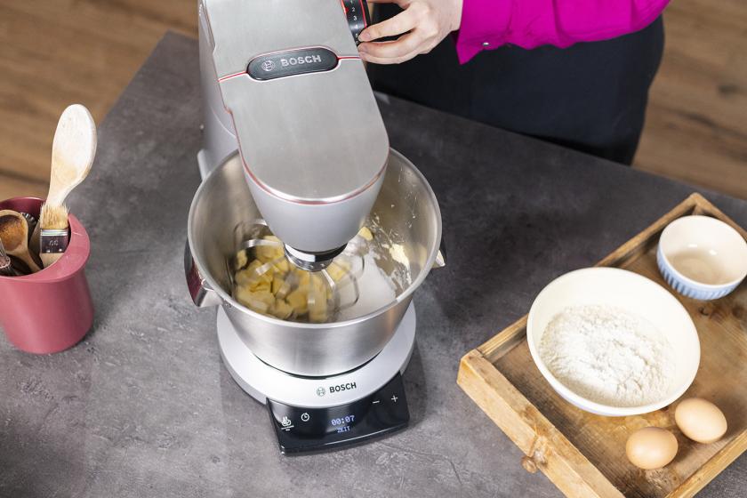 Teig für Amerikaner wird mit einer Küschenmaschine gemixt.