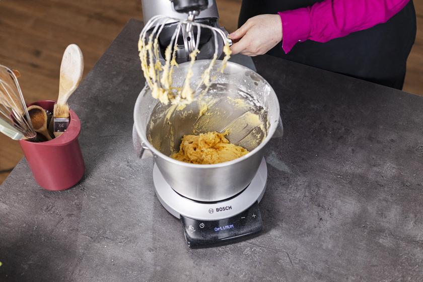 Der Teig für die Amerikaner wird in einer Küchenmaschine verrührt.