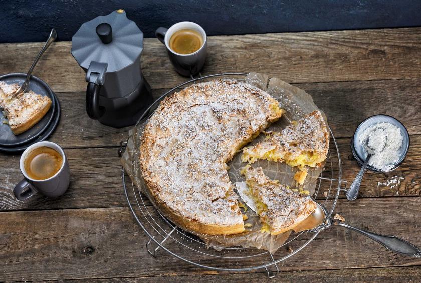 Ananas-Baiser-Kuchen angeschnitten auf einem Kuchengitter.