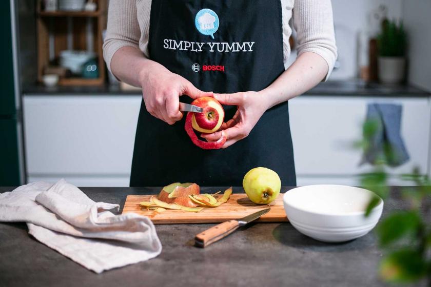 Äpfel werden mit einem Schälmesser geschält.