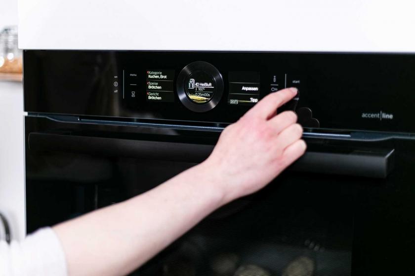 Der Backofen wird eingeschaltet.