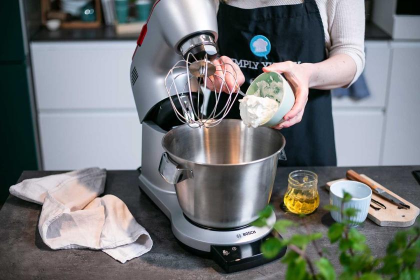 Quark wird in die Rührschüssel einer Küchenmaschine gegeben.