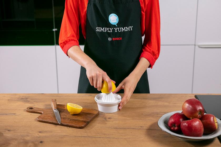 Eine Zitrone wird ausgepresst.